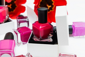 عکس با کیفیت شیشه لاک صورتی و قرمز